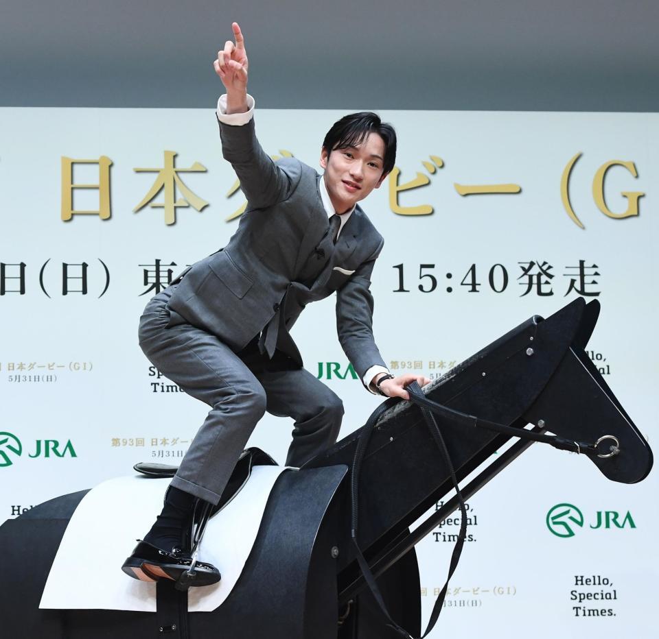 勝利のポーズを披露する坂井瑠星騎手（撮影・園田高夫）＝５月２５日
