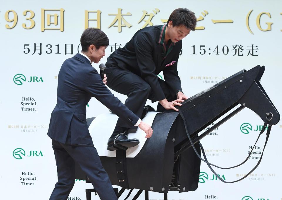 木馬にまたがる竹内涼真（右）にアドバイスを送る武豊騎手（撮影・園田高夫）＝５月２５日