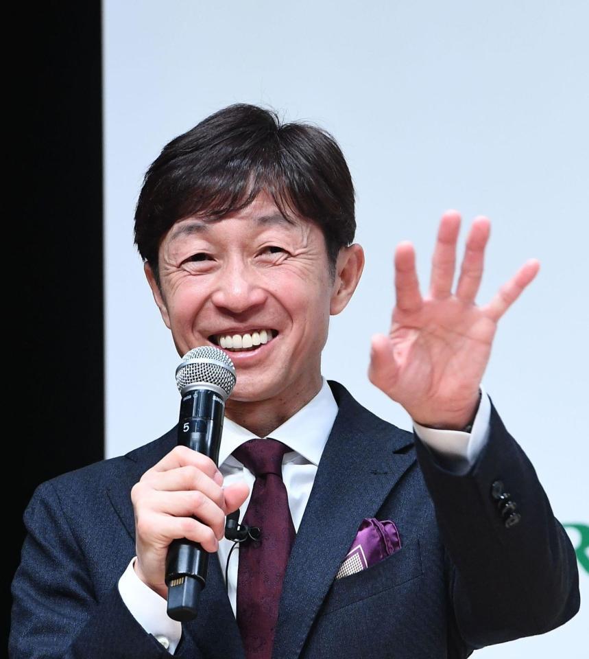 トークでイベントを盛り上げる武豊騎手（撮影・園田高夫）＝５月２５日