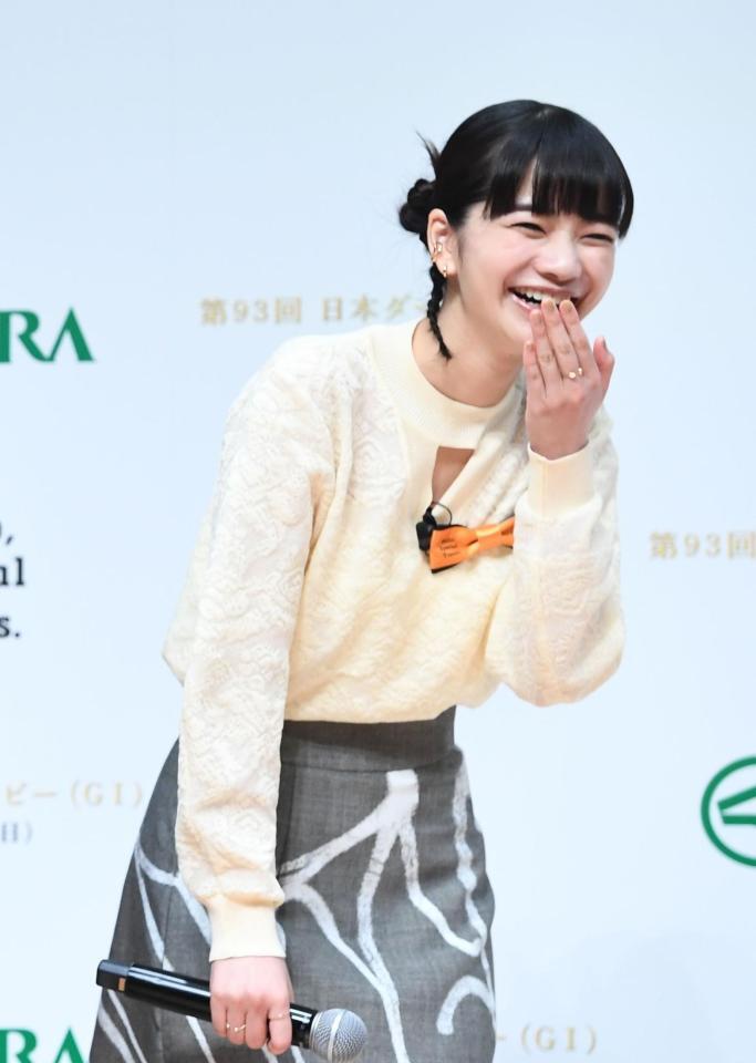 日本ダービーのイベントに登場した見上愛＝５月２５日