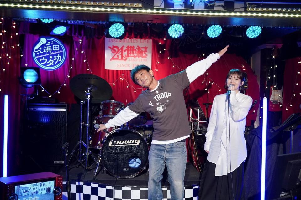 新番組で共演した浜田雅功（左）と山本彩©吉本興業