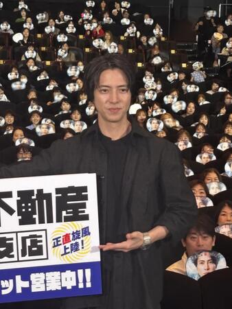 舞台あいさつに登壇した山下智久