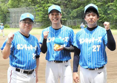 取材に応じた（左から）真中満監督、バッテリィズ・エース、寺家