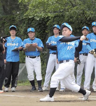 打席の渡辺翔太（中央）を見守る赤木裕、真中満監督ら