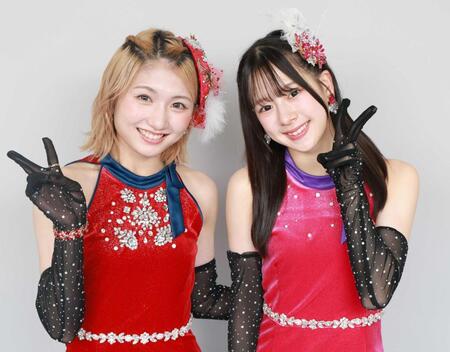 笑顔を見せる塩月希依音（左）と青原優花（撮影・石井剣太郎）