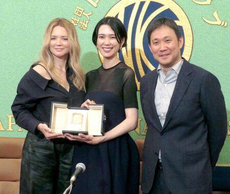 笑顔を見せる（左から）ヴィルジニー・エフィラ、岡本多緒、濱口竜介監督