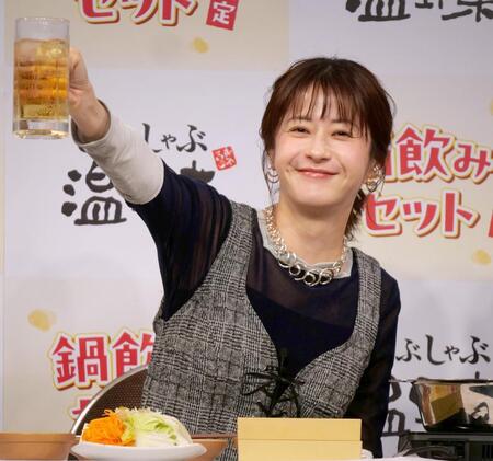 ドリンクを手に笑顔の松本若菜