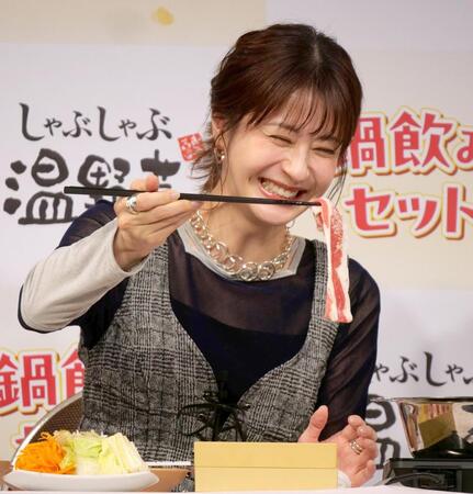 しゃぶしゃぶを堪能する松本若菜