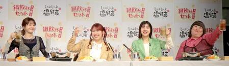 しゃぶしゃぶを堪能する（左から）松本若菜、ゆめっち、福田麻貴、かなで