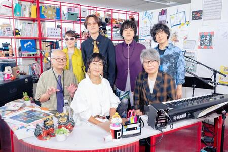 「ｔｉｎｙ　ｄｅｓｋ　ｃｏｎｃｅｒｔｓ　ＪＡＰＡＮ　ＥＰＯ」に出演した（前列左から）清水信之、ＥＰＯ、佐橋佳幸とＧＯＯＤ　ＢＹＥ　ＡＰＲＩＬ（後列４人）