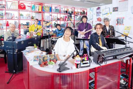 「ｔｉｎｙ　ｄｅｓｋ　ｃｏｎｃｅｒｔｓ　ＪＡＰＡＮ　ＥＰＯ」に出演したＥＰＯ（手前左）、清水信之（左端）、佐橋佳幸（右端）とＧＯＯＤ　ＢＹＥ　ＡＰＲＩＬ