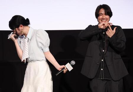 モブ子のポーズを決める木戸大聖（右）と笑う桜田ひより＝２５日