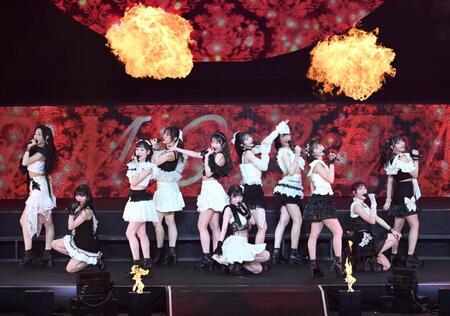「盛れ！ミ・アモーレ」を熱唱するＪｕｉｃｅ＝Ｊｕｉｃｅ（撮影・堀内翔）