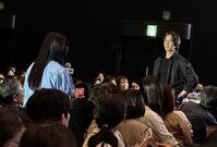 観客の質問に回答する山下智久
