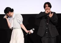 モブ子のポーズを決める木戸大聖（右）と笑う桜田ひより＝２５日