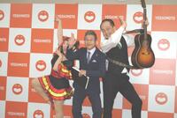 月例会見に出席した（左から）森田まりこ、間寛平、松浦真也