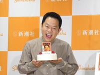 ５０歳を迎えサプライズケーキをもらった津田篤宏