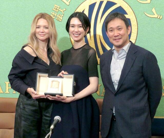 笑顔を見せる（左から）ヴィルジニー・エフィラ、岡本多緒、濱口竜介監督
