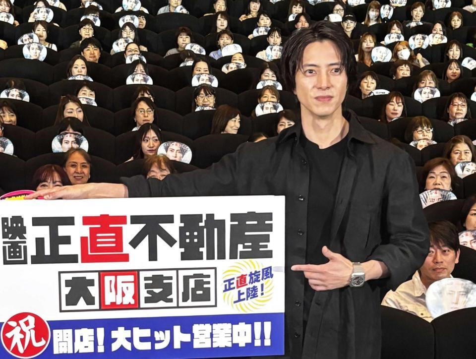 舞台あいさつに登壇した山下智久