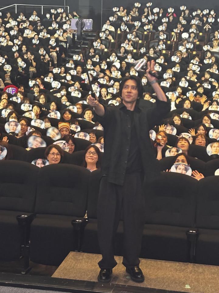 自撮りする山下智久
