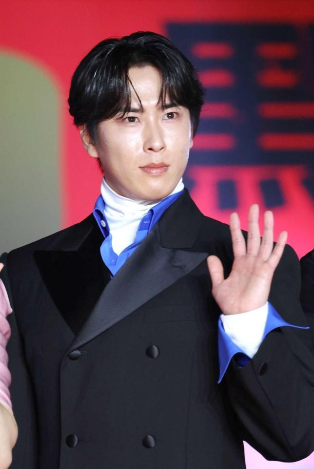 キメ顔で手を振る宮舘涼太　