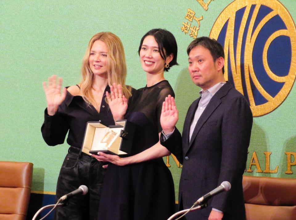 会見した（左から）ヴィルジニー・エフィラ、岡本多緒、濱口竜介監督