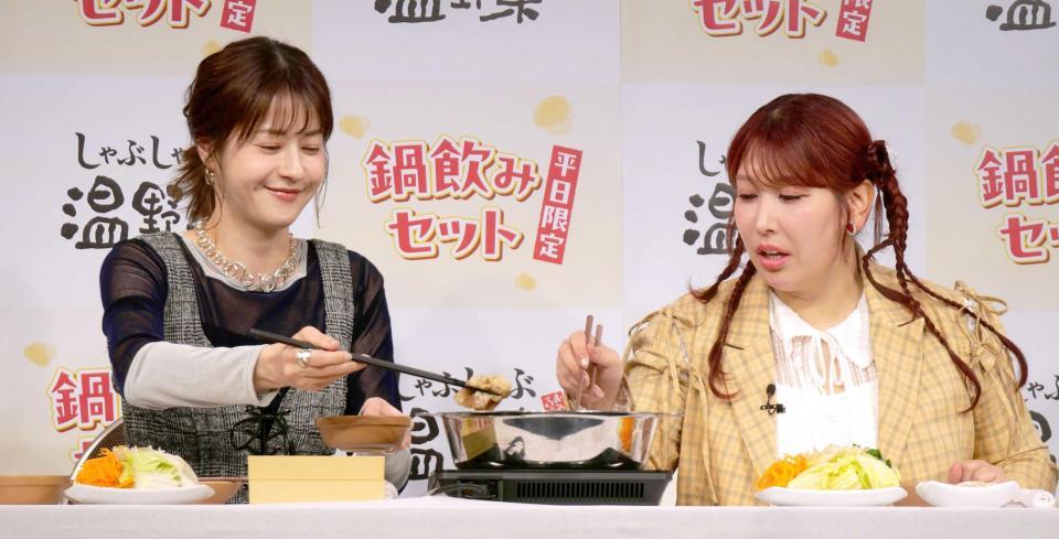 鍋をつつく松本若菜（左）とゆめっち