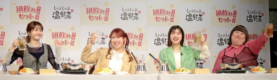 しゃぶしゃぶを堪能する（左から）松本若菜、ゆめっち、福田麻貴、かなで