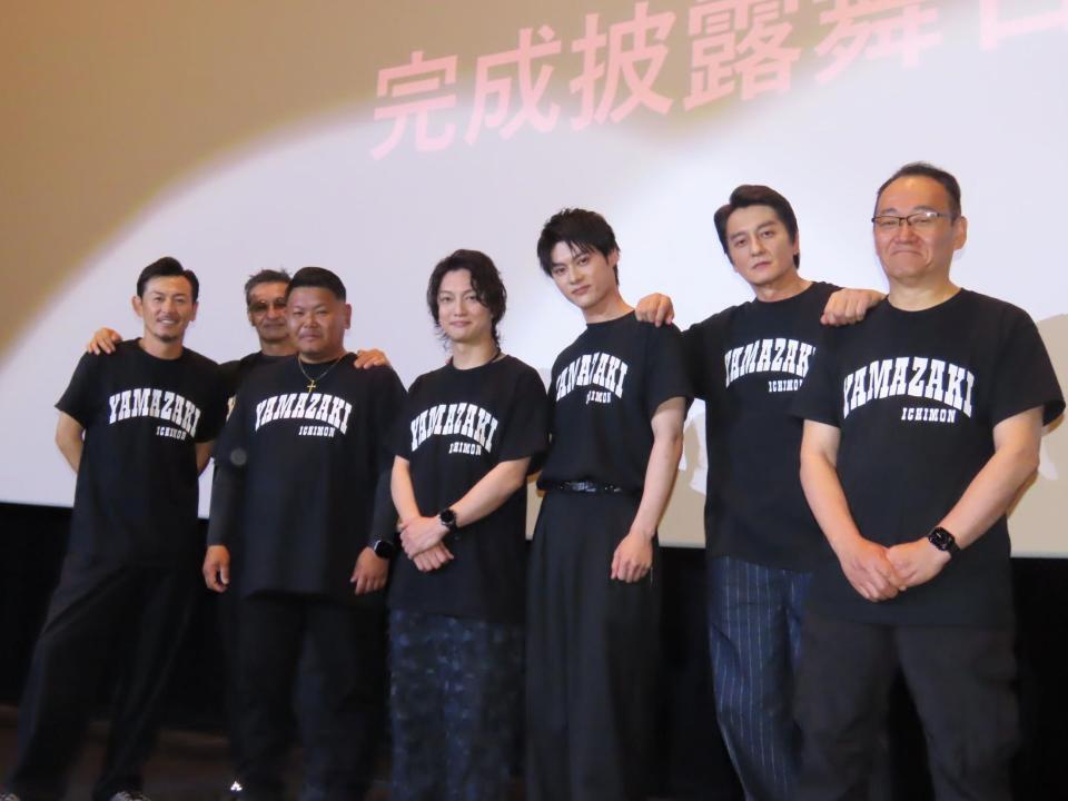 舞台あいさつに登壇した（左から）舘昌美、山口祥行、本田広登、喜矢武豊、川﨑健太、本宮泰風、辻裕之監督