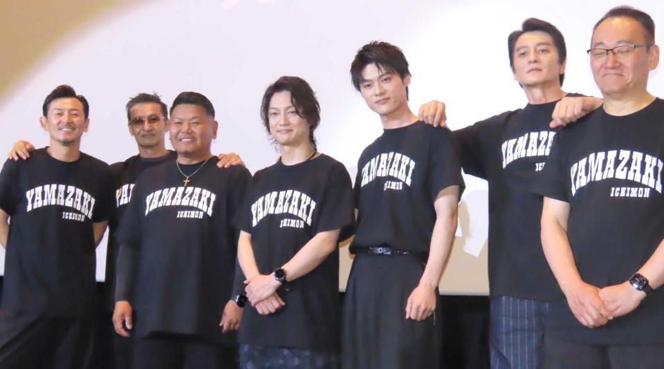 舞台あいさつに登壇した（左から）舘昌美、山口祥行、本田広登、喜矢武豊、川﨑健太、本宮泰風、辻裕之監督