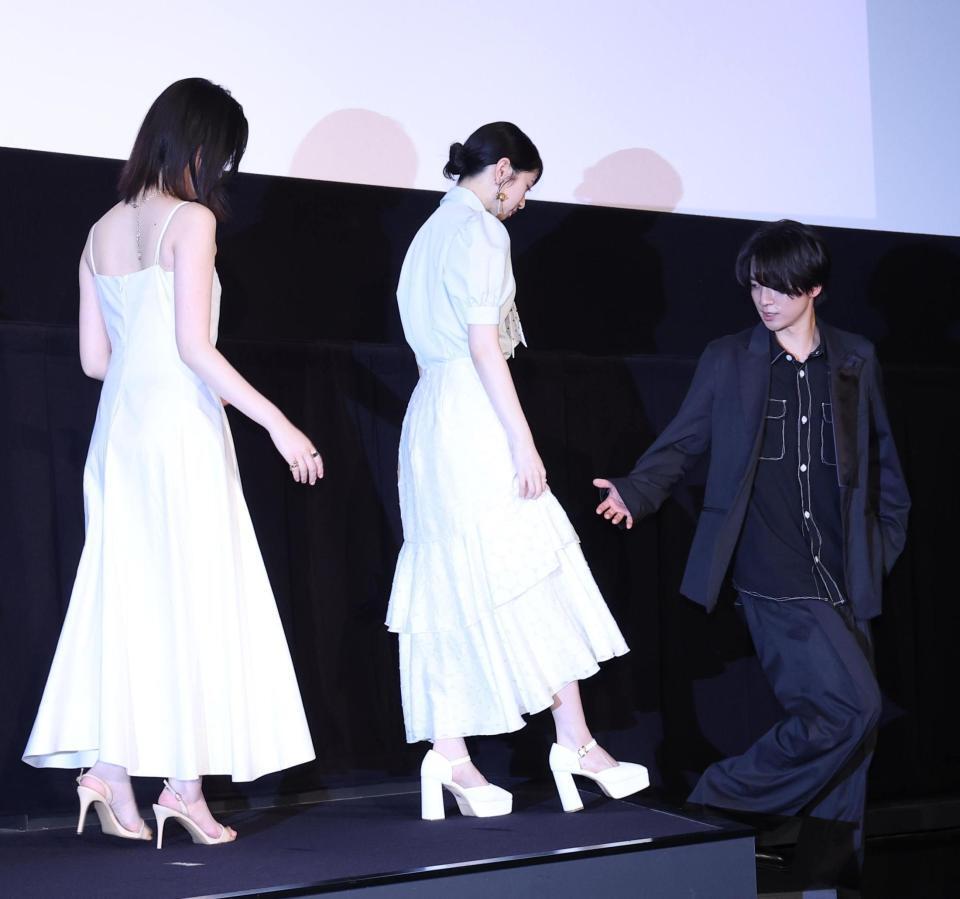 降壇する桜田ひより（中央）に手を差し出す木戸大聖＝２５日