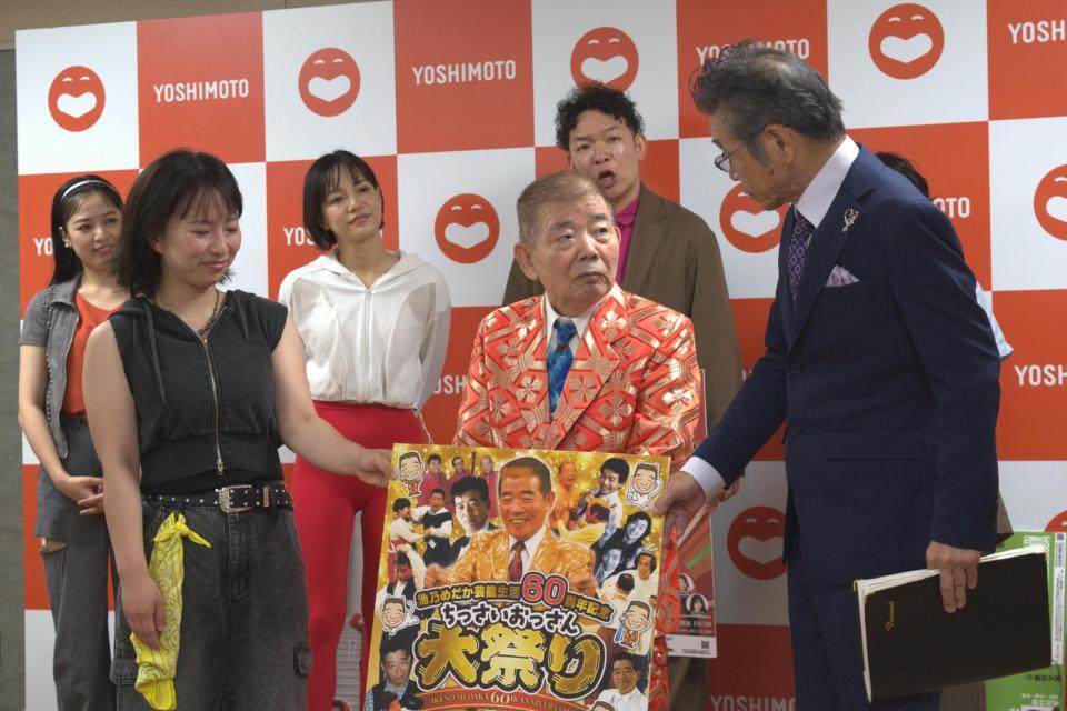 定例会見に出席した池乃めだか（中央）と間寛平（右）