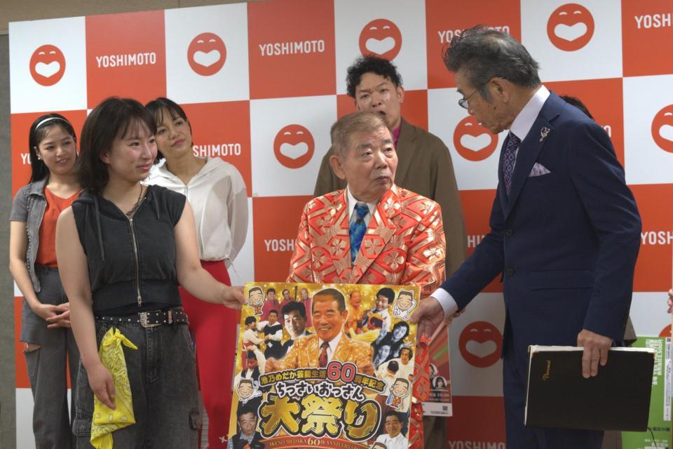 定例会見に出席した池乃めだか（中央）と間寛平（右）