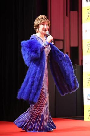 アワードに登場した小林幸子（撮影・佐々木彰尚）