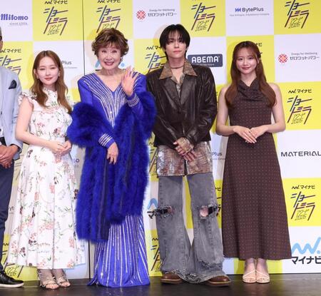 アワードに出席した（左から）畑芽育、小林幸子、山下幸輝、森香澄（撮影・佐々木彰尚）