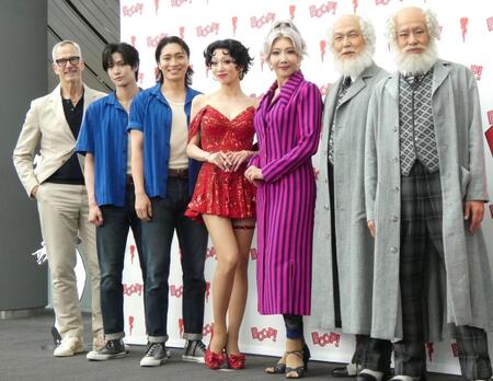 舞台衣装で登場した（左から）ジェリー・ミッチェル氏、水江建太、松下優也、礼真琴、柚希礼音、大澄賢也、東山義久