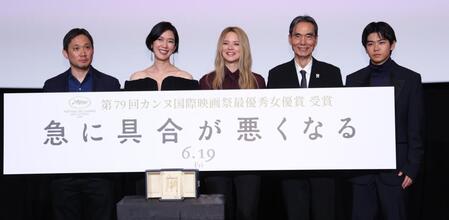 笑顔の（左から）濱口竜介監督、岡本多緒、ヴィルジニー・エフィラ、長塚京三、黒崎煌代（撮影・金田祐二）