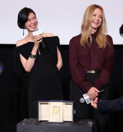 カンヌ映画祭で受賞のトロフィーを前に笑顔の岡本多緒、ヴィルジニー・エフィラ（撮影・金田祐二）