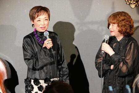 ライブを行ったクミコ（左）とゲストで登場した残間里江子氏