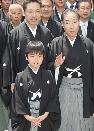２０１２年５月、浅草寺でお練りを行った市川猿翁さん、市川中車、市川團子