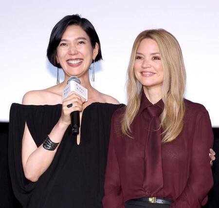 笑顔を見せる岡本多緒（左）とヴィルジニー・エフィラ＝２７日