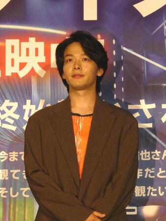 舞台あいさつに登壇した中村倫也