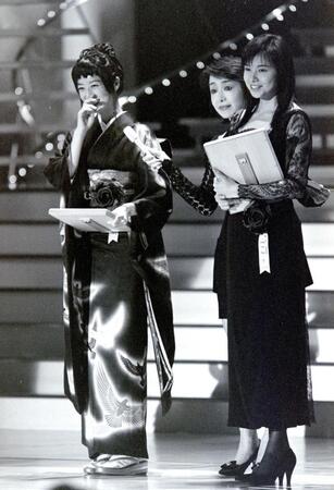 「日本アカデミー賞」で。（左から）高岡早紀、南美希子、山口智子＝京都国際会館（１９９５年３月１８日）
