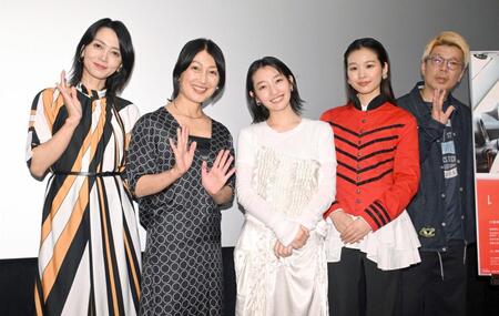 （左から）遠藤久美子、鶴田真由、川島鈴遥、森田想、横尾初喜監督＝２３日