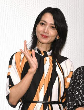 フォトセッションで手を振る遠藤久美子＝２３日