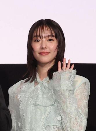 舞台あいさつする唐田えりか＝２５日