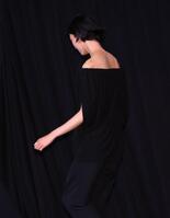 背中がきれいな岡本多緒（撮影・金田祐二）