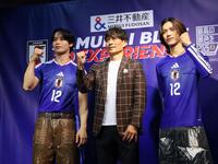 宮下パーク「ＳＡＭＵＲＡＩ　ＢＬＵＥ　３Ｄ　ＥＸＰＥＲＩＥＮＣＥ」オープニングイベントに出席した（左から）與那城奨、宮本恒靖氏、池﨑理人