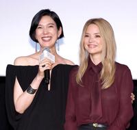 笑顔を見せる岡本多緒（左）とヴィルジニー・エフィラ＝２７日