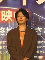 舞台あいさつに登壇した中村倫也